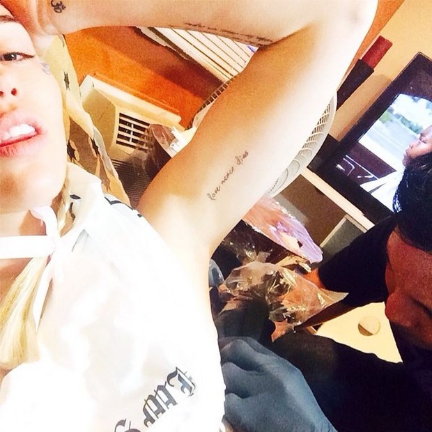 Miley Cyrus mostra nova tatuagem (Foto: Reprodução / Instagram)