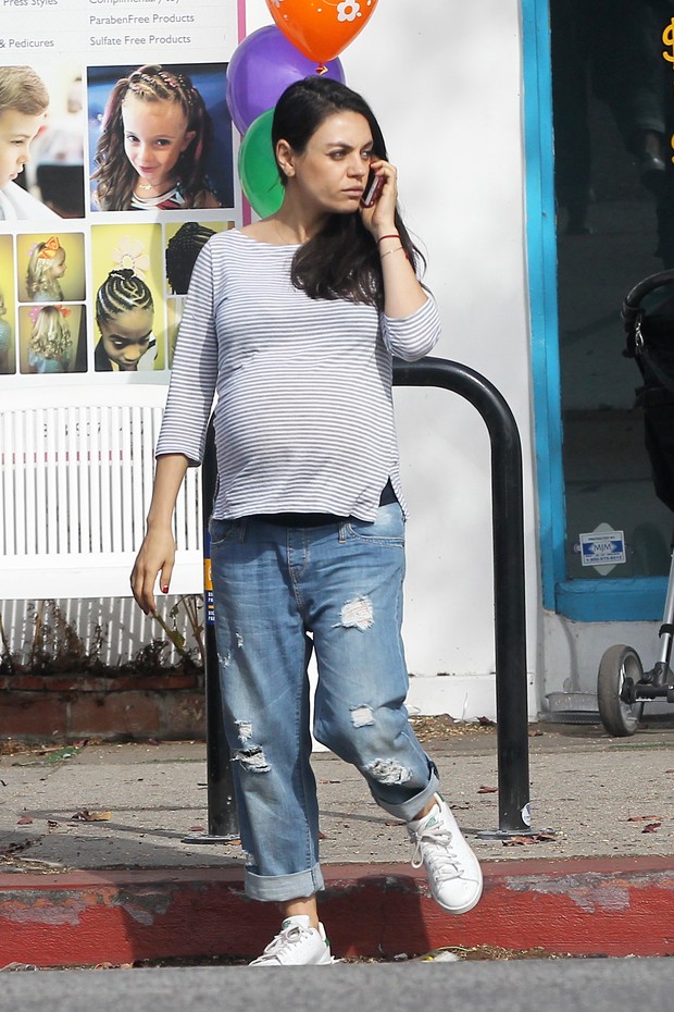 Mila Kunis exibe o barrigão de grávida (Foto: Grosby Group)