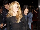 Shakira usa blusa transparente e deixa sutiã à mostra
