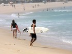 Cauã Reymond aproveita dia de sol para surfar no Rio