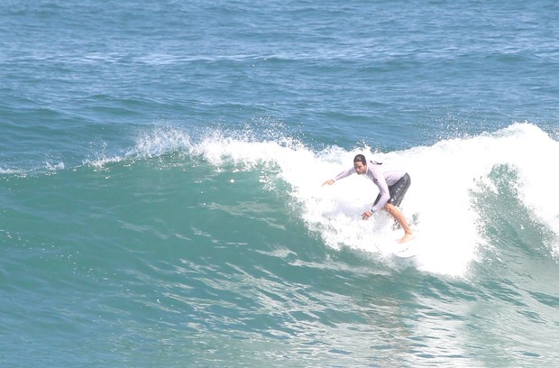 Vladimir Brichta surfa na Praia da Macumba, RJ (Foto: Delson Silva / Agnews)