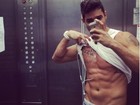 Ex-BBB Diego Grossi levanta blusa para mostrar tanquinho em selfie