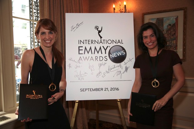 Poliana Abritta e Renata Vasconcellos na cerimônia do Emmy, em Nova York (Foto: Globo/Luiz C. Ribeiro)