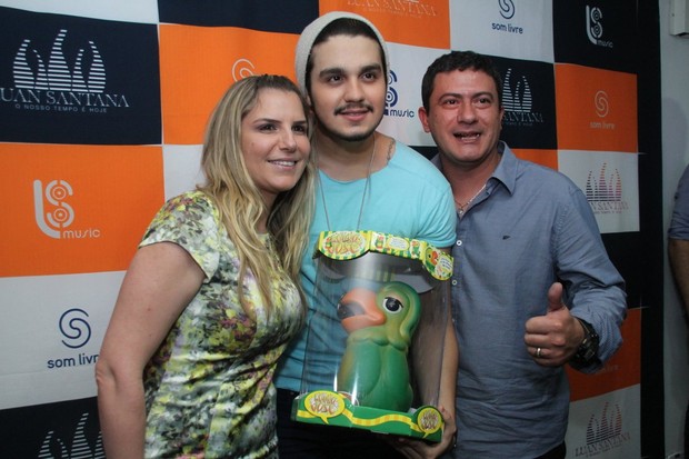 Luan Santana posa com Tom Veiga e sua mulher (Foto: GRAÇA PAES/PHOTO RIO NEWS)