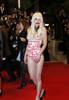 Com seios de fora, mulher protesta no tapete vermelho do Festival de Cannes
