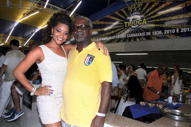 Juliana Alves com o pai, Sebastião, em ensaio da Unidos da Tijuca, no Rio (Foto: Alex Palarea/ Ag. News)