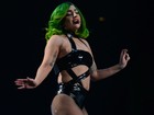 Lady Gaga exibe gordurinhas em show ao usar figurino justinho