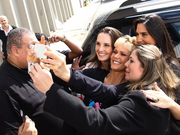 Xuxa com fãs (Foto: Manuela Scarpa /Foto Rio News)