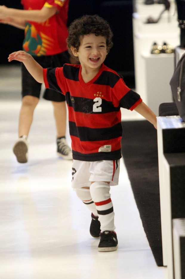 Filho de Daniele Suzuki em shopping do Rio (Foto: Marcos Ferreira / Foto Rio News)