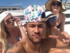 Em meio a rumores de separação, Neymar curte iate com irmã e amigas