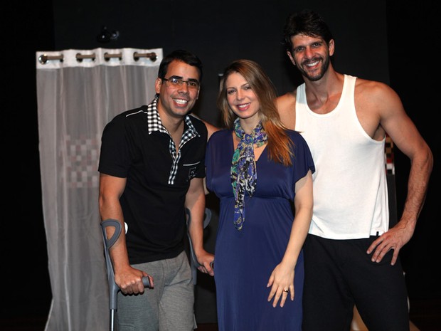 Sheila Mello com os atores Guilherme Chelucc e Tiago Pessoa (Foto: Iwi Onodera / EGO)