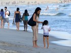 Claudia Abreu curte fim de tarde na praia com a filha mais nova