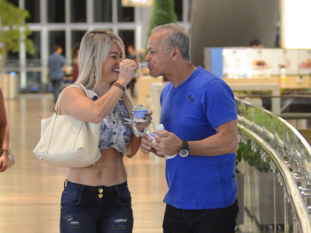 Kadu Moliterno e a namorada, Cristianne Rodriguez,e m shopping na Zona Oeste do Rio (Foto: Fábio Moreno/ Ag. News)