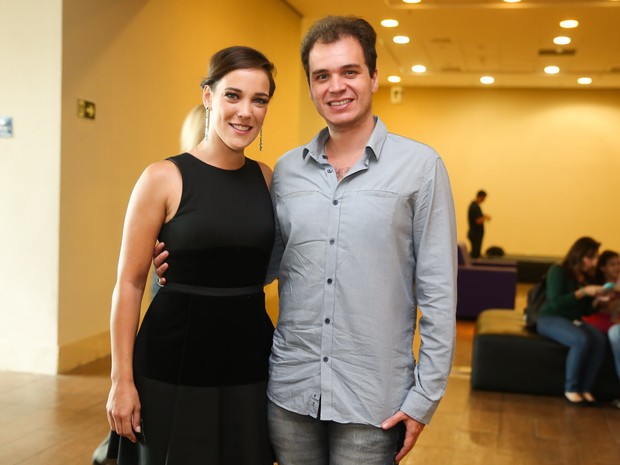 Adriana Birolli e o noivo, Alexandre Contini, em estreia de peça em São Paulo (Foto: Manuela Scarpa/ Brazil News)