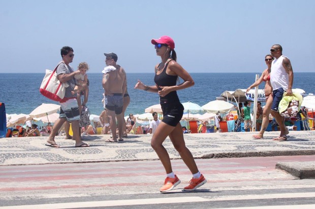 Letícia Wiermann corre na orla (Foto: J. Humberto / AgNews)
