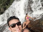 Priscila Pires posa na cachoeira com affair