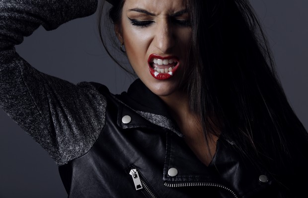 A modelo Mariana Passos, da agência 40 graus, mostra passo a passo de maquiagem de vampira para comemorar o Halloween (Foto: Marcos Serra Lima/Ego)