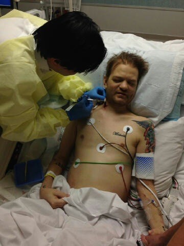 Deryck Whibley, ex-marido de Avril Lavigne, no hospital (Foto: Reprodução/Site Oficial)