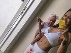 De barriga de fora, Solange Almeida faz 'selfie' com a filha