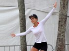 Letícia Wiermann pratica slackline e beach tênis em praia no Rio