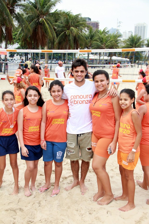 Felipe Simas e crianças na praia de Copacabana (Foto: JC Pereira/AgNews)
