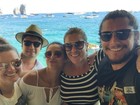Yanna Lavigne e Bruno Gissoni posam juntos em Capri