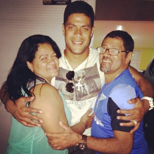 Hulk com os pais (Foto: Instagram)