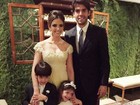 Carol Celico posa sorridente ao lado de Kaká e os filhos em casamento