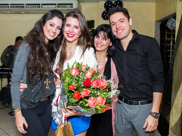 Ex-BBB Andressa com namorado, o também ex-BBB Nasser Rodrigues, da mãe, Rosângela, e da irmã, Suellen (Foto: Raphael Mesquita/ Foto Rio News)