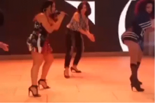 Anitta e Fátima Bernardes dançando (Foto: Reprodução / Facebook)