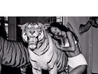De biquíni, Rihanna faz poses sexy com estátua de tigre