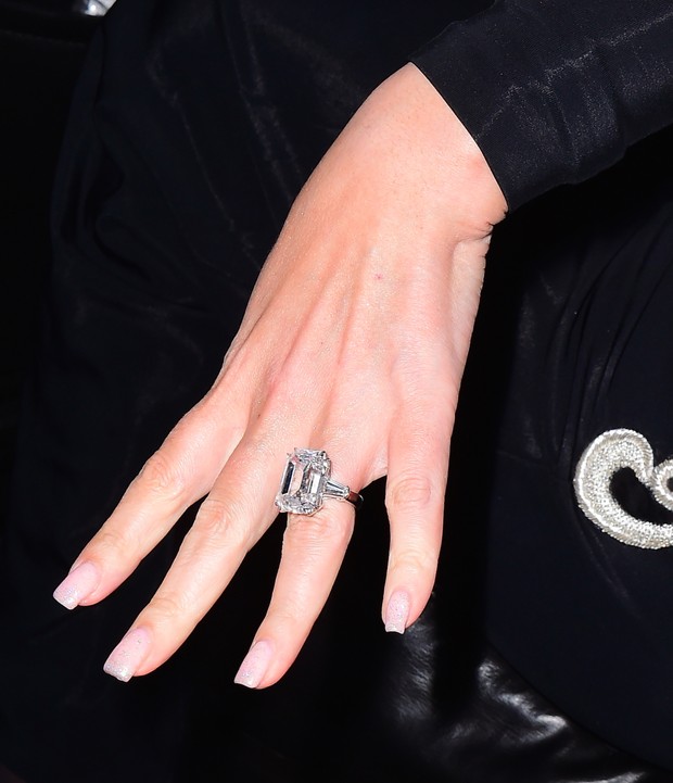Detalhe do anel de noivado de Mariah Carey dado pelo bilionário australiano James Packer (Foto: Grosby Group/Agência)