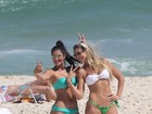 Mari Silvestre e Beth Raposo curtem dia de sol na praia da Barra, no Rio