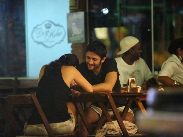 Samara Felippo e o namorado, Elidio Sanna, em restaurante na Zona Oeste do Rio (Foto: Delson Silva/ Ag. News)