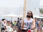 Antes de show, Jared Leto anda de bicicleta na orla do Rio