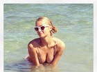Paris Hilton posa decotada em Ibiza