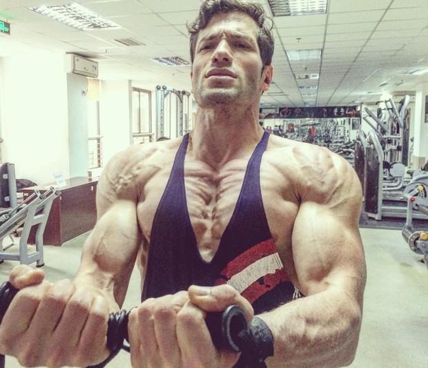 Ex-BBB Roni Mazon malhando na China: muitos músculos e veias (Foto: Reprodução/Instagram)