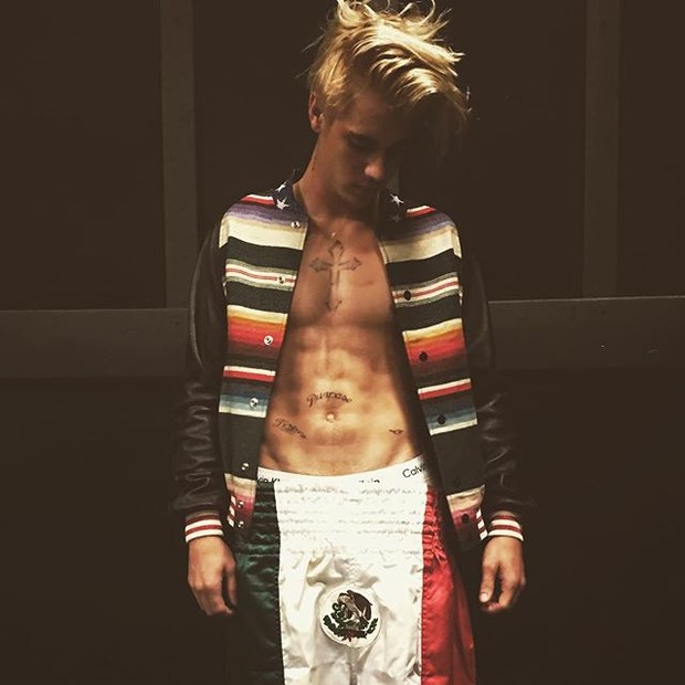 Justin Bieber posa com a barriga à mostra (Foto: Instagram/ Reprodução)