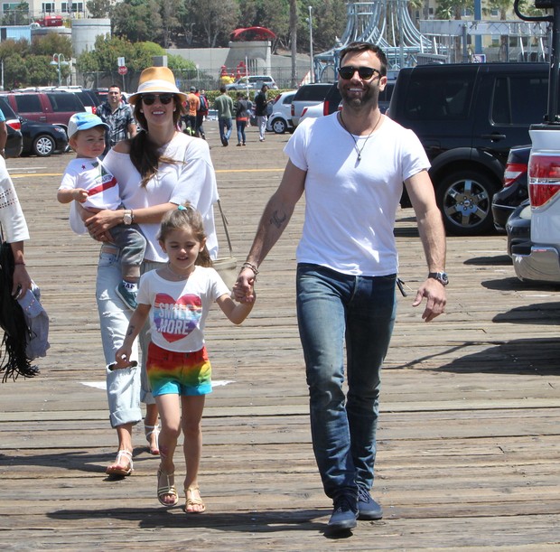 X17 - Alessandra Ambrósio com os filhos, Anja e Noah, e o marido,Jamie Mazur, em parque em Santa Mônica, na Califórnia, nos Estados Unidos (Foto: X17online/ Agência)