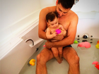 Henri Castelli toma banho com a filha em banheira