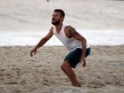 Após assistir a jogo no Maracanã, Rodrigo Hilbert vai à praia no Rio