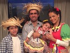 Nívea Stelmann posa com os filhos e o marido em clima de festa junina