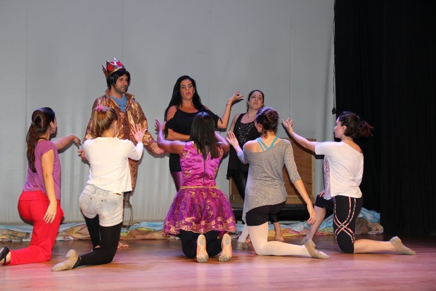 Solange Gomes ensaia para peça infantil (Foto: Marcello Sá Barretto / Agnews)