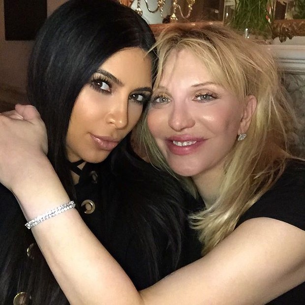 Kim Kardashian e Courtney Love em restaurante em Nova York, nos Estados Unidos (Foto: Instagram/ Reprodução)
