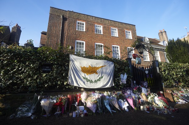 Casa de George Michael amanhece repleta de flores (Foto: AFP / Agência)