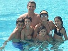 Márcio Garcia se diverte com a família na Disney