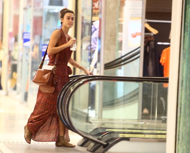 Thaila Ayala passeia em shopping (Foto: Marcello Sa Barretto / AgNews)