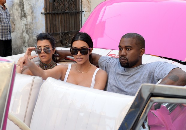 Kim Kardashian visita Cuba com Kanye West, a filha North West, e o resto da família (Foto: Grosby Group)