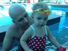 Filha de Sheila Mello usa óculos de natação em dia de piscina com o pai