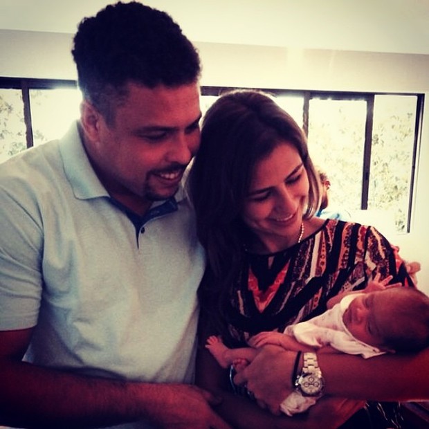 Noiva de Ronaldo nega gravidez: tenho escoliose